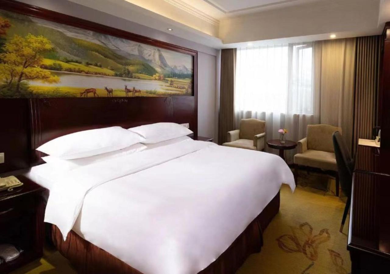 Hotel Vienna International - Jiaotong Humin Road 3*